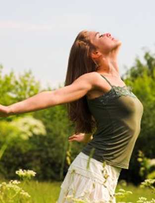 Šamanská smyslová masáž: dotek přírody, který probouzí tělo i duši